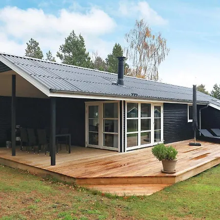 4 Person In Hals-by Traum