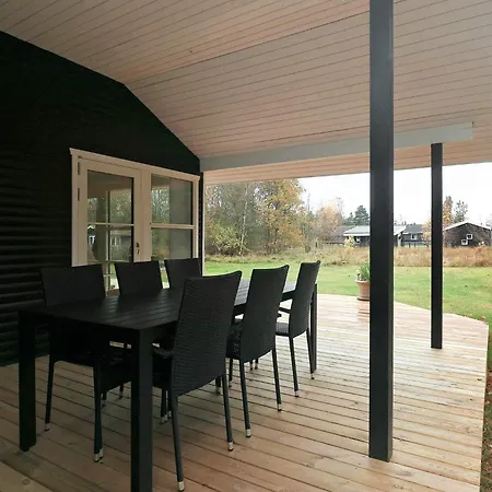 4 Person In Hals-by Traum